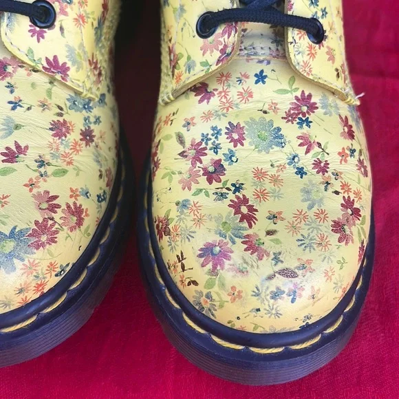 🌼 Dr. Martens Sunshine Yellow Daisy Floral 1460 Boots 🌼 - Picture 15 of 17